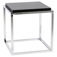 Table basse ou d'appoint noire de forme cubique avec plateau en bois et pieds en métal chromé KVADRA