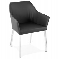 Chaise noire enveloppante, avec accoudoirs intégrés et pieds en métal chromés
