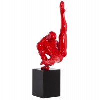 Statue rouge posée sur un bloc en marbre noir, représentant un athlète MYRON