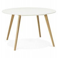 Table ronde de couleur blanche et de style scandinave, avec pieds en chêne