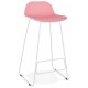 Tabouret de bar rose design avec assise design très solide et pied stable de couleur blanc en métal antidérapant