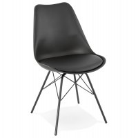 Chaise noire design avec coque solide en polypropylène et rembourrage confortable revêtu de similicuir noir