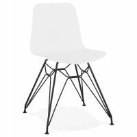 Chaise blanche design avec assise solide arborée de motifs et pieds noirs en métal