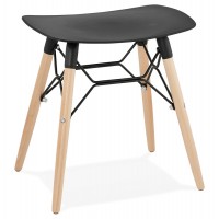 Tabouret scandinave de couleur noir avec assise incurvée en ABS et piétement en bois résistant
