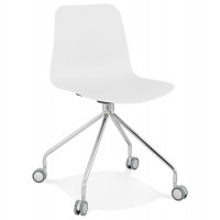Chaise blanche roulante avec assise solide et design et pied en métal chromé. Idéale pour le bureau