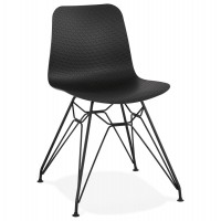 Chaise noire design avec assise solide arborée de motifs et pieds noirs en métal