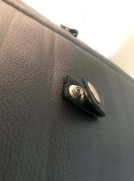 Bouton pression pour la fixation d'une assise Bertoia