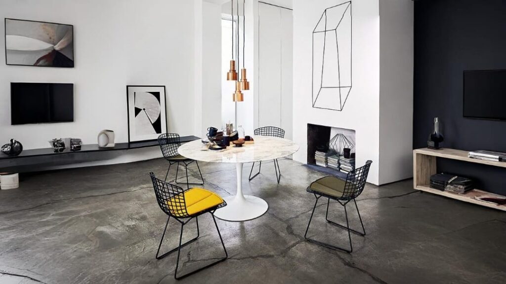 Chaise Bertoia originale dans le salon