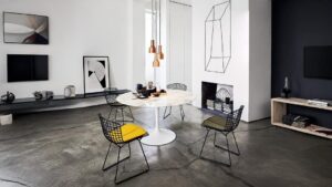 Chaise Bertoia originale dans le salon