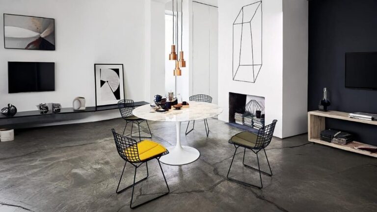 Chaise Bertoia originale dans le salon Chaise Bertoia originale dans le salon