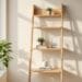 Étagère échelle bois clair, solution déco pratique petit espace.