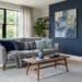 Salon moderne gris et bleu avec canapé gris et mur bleu marine