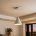 Lampe LED suspendue sans fil fixée au plafond avec strips adhésives dans un salon moderne