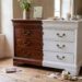 Commode Louis Philippe restaurée mi-acajou mi-blanc craie avec outils de relooking au sol