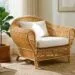 Fauteuil tressé moderne parfaitement intégré dans un salon lumineux.