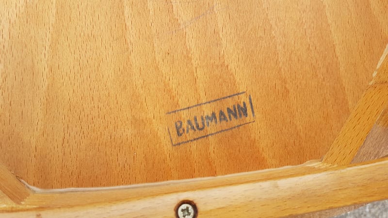 Estampille Baumann tamponnée sous le siège d'une chaise bistrot ancienne Estampille Baumann tamponnée sous le siège d'une chaise bistrot ancienne