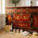 Commode chinoise restaurée laquée rouge et noir avec motifs dorés de dragons