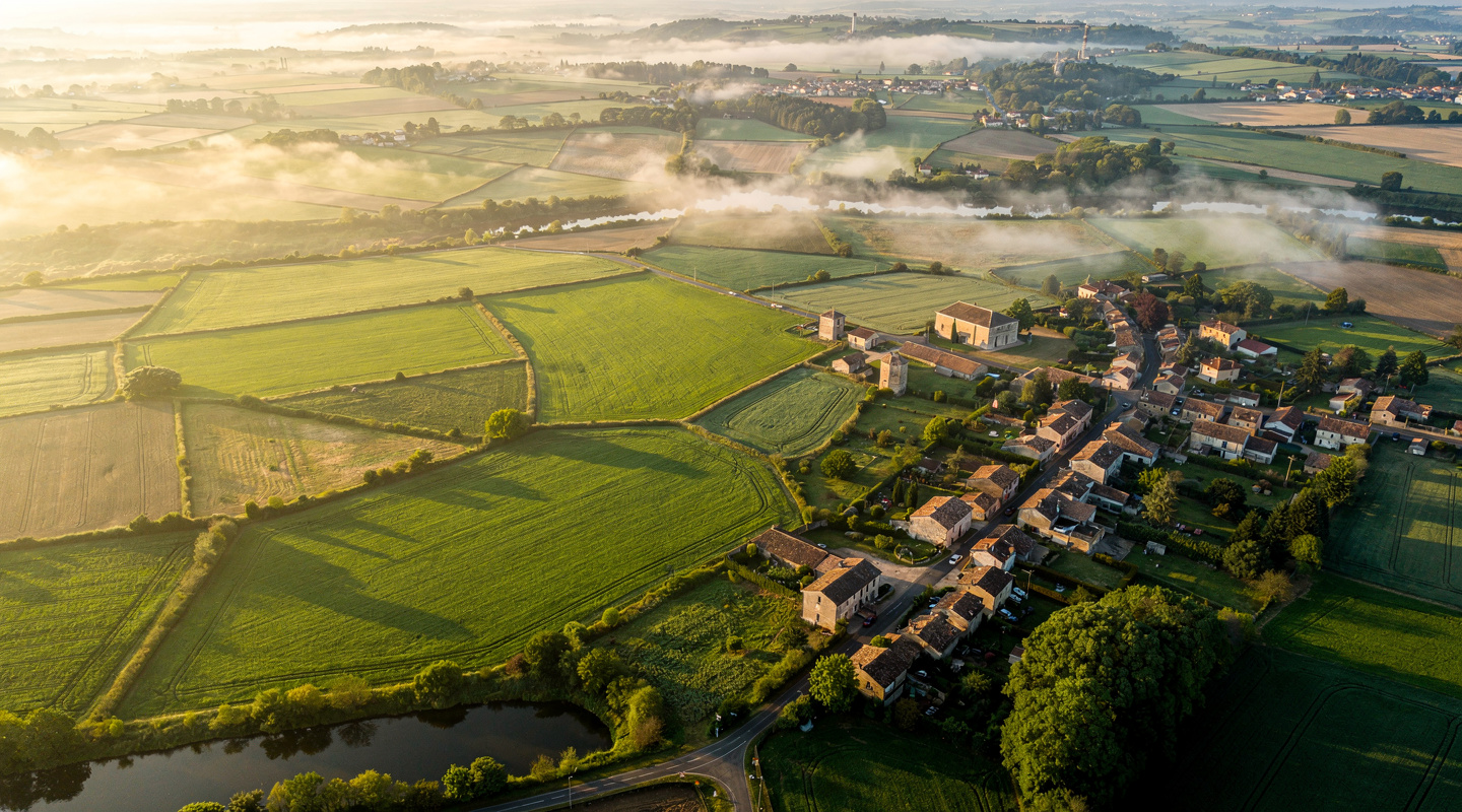 Vue aérienne de parcelles rurales et suburbaines françaises avec champs et villages Vue aérienne de parcelles rurales et suburbaines françaises avec champs et villages
