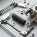 Ressort régulateur et tiges de carburateur d'un petit moteur Briggs Stratton sur établi