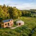 Tiny house en bois et yourte traditionnelle côte à côte sans permis