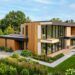 Maison moderne construite en panneaux sandwich avec grandes baies vitrées et architecture contemporaine
