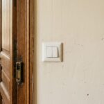 Interrupteur va-et-vient encastré mur intérieur Interrupteur va-et-vient blanc encastré près d'une porte intérieure