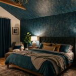 Chambre cocon avec papier peint bleu nuit sur mur et plafond tendance 2026