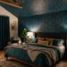 Chambre cocon avec papier peint bleu nuit sur mur et plafond tendance 2026