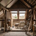 Fenêtre de toit dans des combles aménagés en rénovation