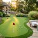 Aménagement jardin avec putting green et mobilier