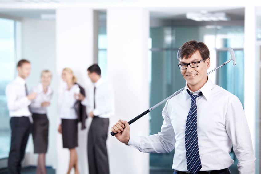 homme heureux d'aménager un putting green