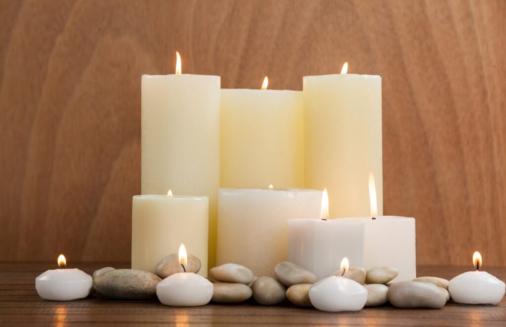 https://www.magnific.com/free-photo/white-candles-pebbles-stone-wood_991549.htm#fromView=search&page=3&position=34&uuid=866b93fd-81ce-4da2-8de9-748232afe401&query=bougie Bougies blanches et pierre naturelles