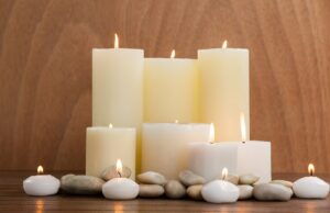 Bougies blanches et pierre naturelles