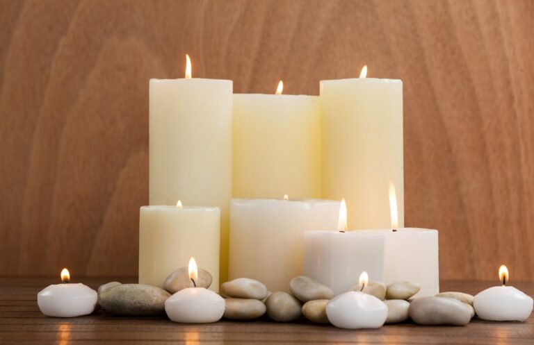 Bougies blanches et pierre naturelles