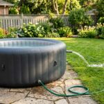 Vidange spa gonflable au tuyau d arrosage Spa gonflable exterieur relie a un tuyau d arrosage pour la vidange sur une terrasse