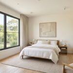 Interieur propre et lumineux sans insectes Chambre lumineuse et bien entretenue avec moustiquaire a la fenetre