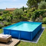 Piscine hors sol entretenue en été Piscine tubulaire hors sol avec eau claire dans un jardin ensoleillé en été