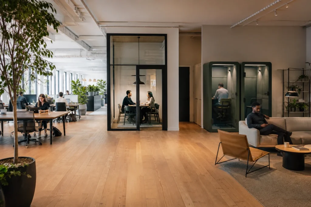 Aménagement de bureaux moderne Aménagement de bureaux moderne avec espaces de travail flexibles