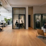 Aménagement de bureaux moderne Aménagement de bureaux moderne avec espaces de travail flexibles
