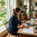 Personne calculant un budget de travaux de rénovation sur un ordinateur