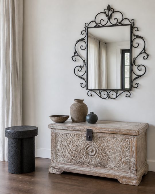 Mobilier fer forgé bois peint pierre de lave Miroir en fer forgé et coffre en bois peint typiques du mobilier sicilien