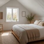 Plafond en lambris bois repeint en blanc dans une chambre lumineuse