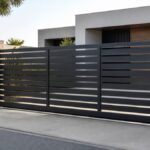 Portail coulissant en aluminium gris anthracite devant une maison moderne