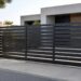 Portail coulissant en aluminium gris anthracite devant une maison moderne