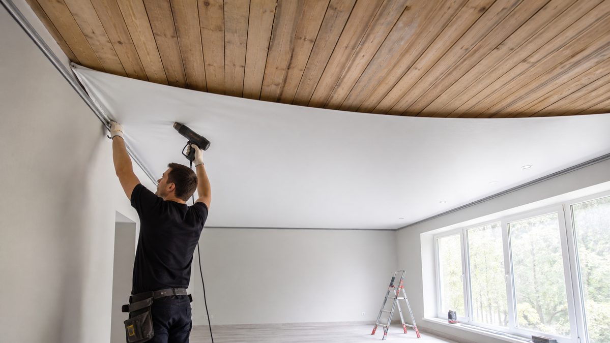 Pose d'un plafond tendu sous un lambris ancien Installation d'une toile de plafond tendu sous un ancien lambris en bois