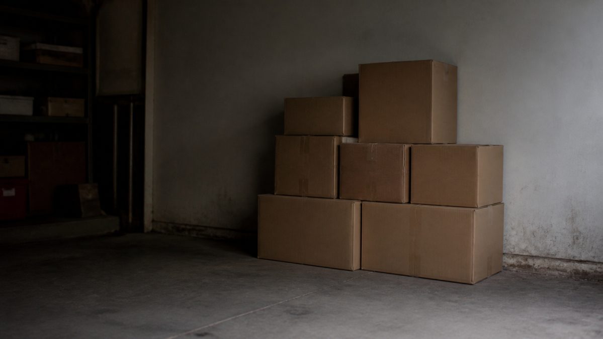 Cave avec cartons entreposés contre le mur, trajet typique emprunté par un rat