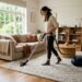Aspiration douce d'un tapis en laine dans un salon lumineux