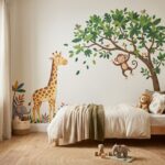 Chambre enfant décorée de stickers muraux jungle colorés Chambre d'enfant lumineuse avec des stickers muraux jungle colorés au-dessus du lit