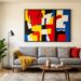 Tableau pop art colore accroche au-dessus d'un canape gris dans un salon moderne