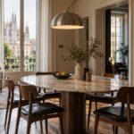 Luminaire design italien dans un salon Salon avec un lampadaire design italien au bras arqué et socle en marbre au-dessus d'une table